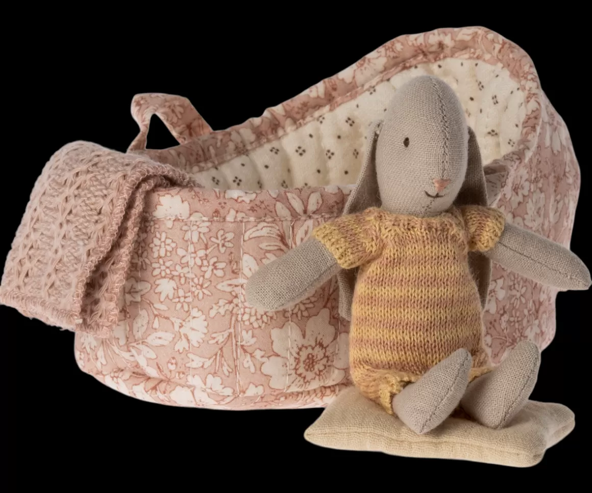 Maileg Bunny in carry cot, Micro - Yellow/Dark powder Fashion